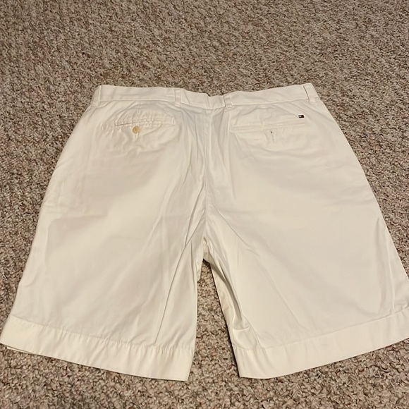 WHITE TOMMY HILFIGER CLASSIC FIT MEN'S SHORTS - Picture 6 of 7